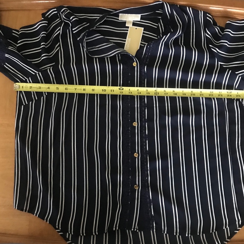 Michael Kors NWT Size 2X Navy Pinstriped Top - Picture 8 of 11